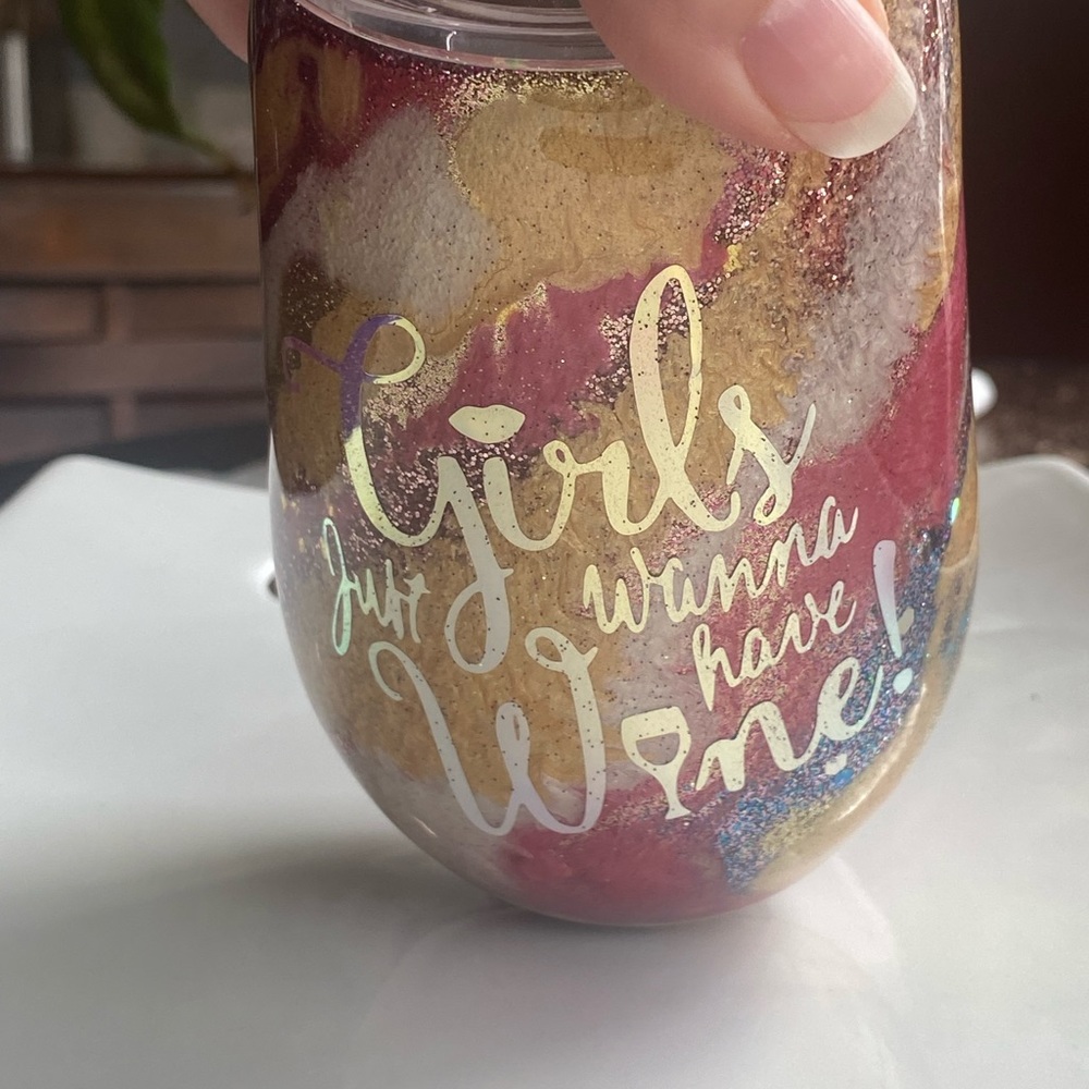 Girls just wanna have wine (tumbler with lid)